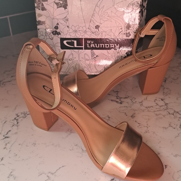 NWT CL by Laundry Metallic Gold Block Heels - Picture 3 of 6